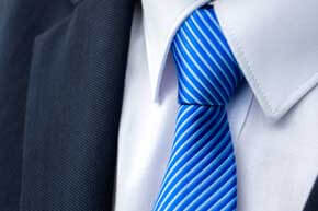 cravates bleu à fine rayures